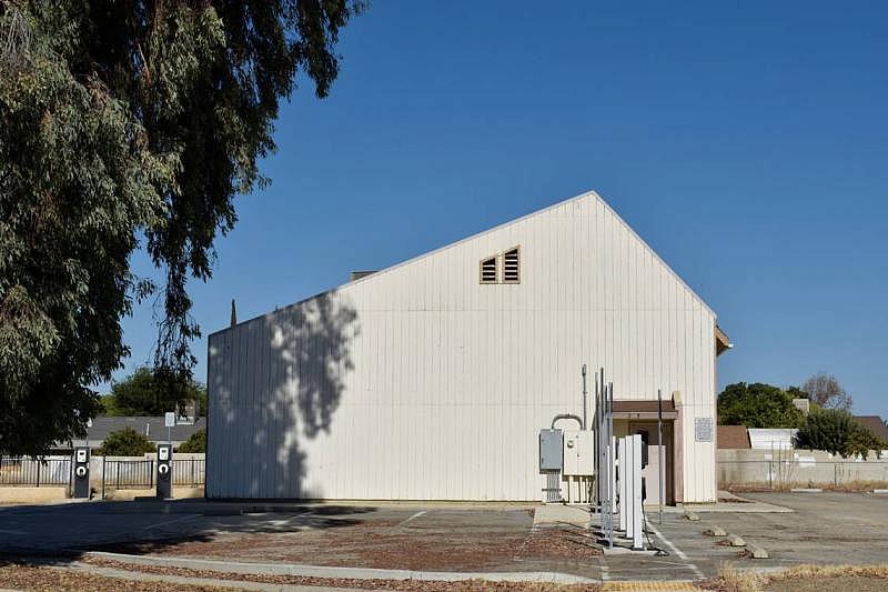 Un viejo edificio abandonado, administrado por el condado, se encuentra en medio de Cantua Creek, una comunidad no incorporada en el Condado Fresno. El árbol del estacionamiento público es el más grande de los alrededores y el único que proporciona un área de sombra lo suficientemente amplia como para que la comunidad encuentre alivio al calor de tres dígitos. ldiaz@fresnobee.com LAURA S. DIAZ