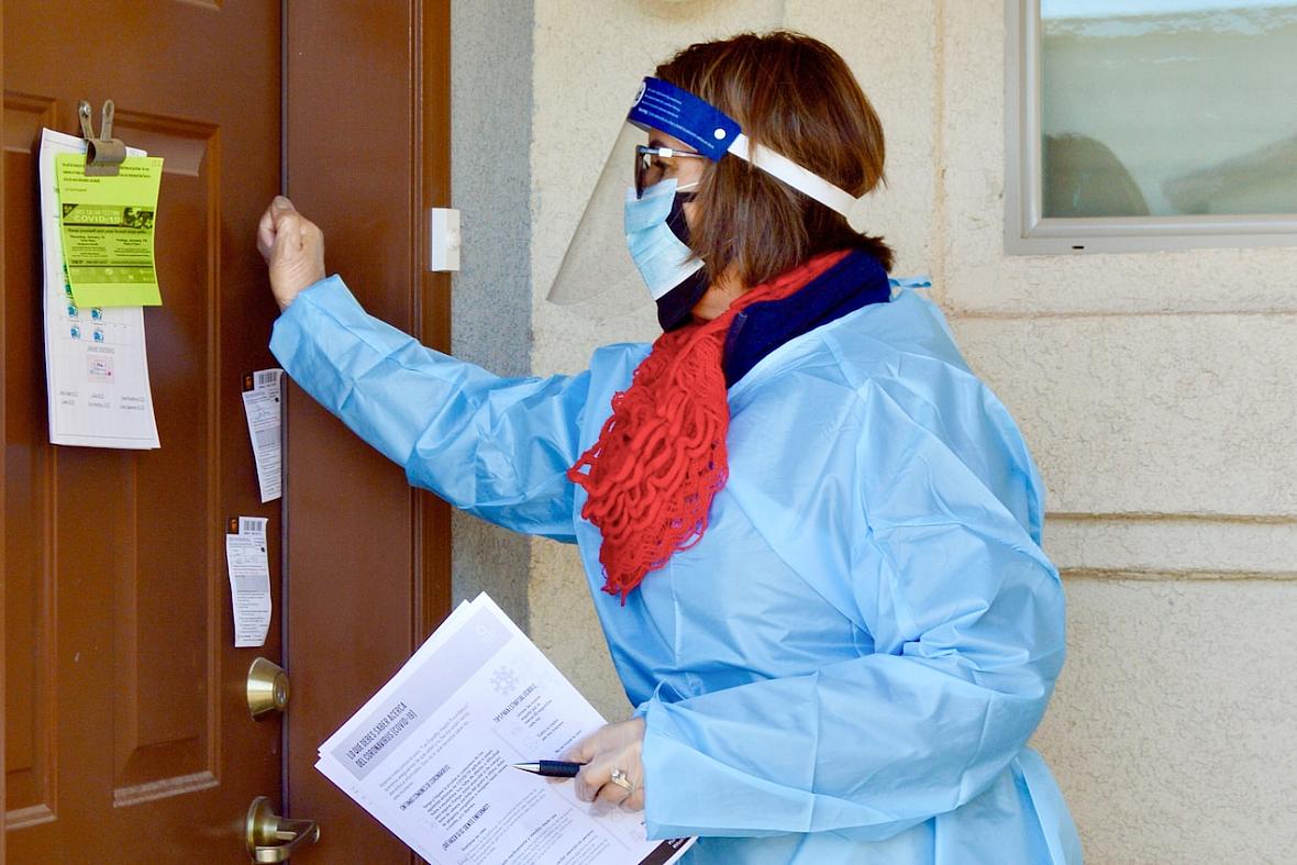 Rosa Guerra, coordinator of Promotoras de Salud of Campesinos Sin Fronteras, knocks on the door of an apartment in San Luis, Ari