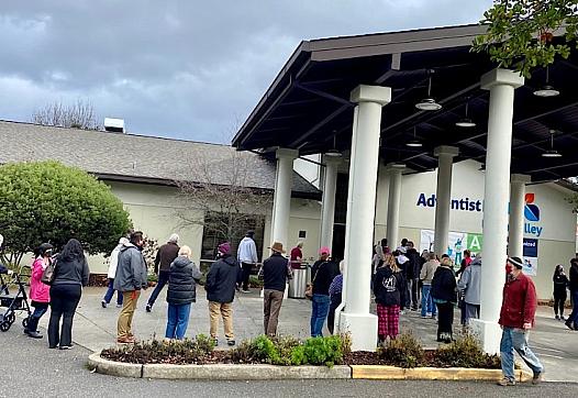 Gente hace fila afuera del Centro Médico Adventist Health Ukiah Valley para conseguir una vacuna de Moderna COVID-19