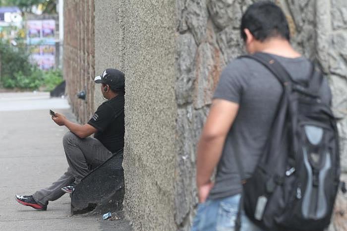 Jornaleros wait for jobs on the streets everyday even now despite the pandemic of the cornavirus. (Mariela Lombard/El Diario NY)