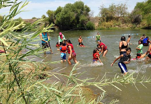 Kids play in the San Joaquin River. (Photo by Ezra David Romero/KVPR)